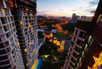 Legoland-3min Walk-HappyDream Suite at Afiniti -8pax-Cozy,Comfy&Convenience 2BR with Bathub has rooms with a private hot tub