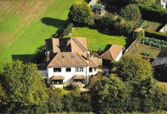 Willow Ridge - a large country house with a king and Single or Twin room allows 18 year olds to book a room