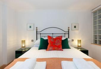 Apartment in the heart of the city centre, live like a local has Balcony rooms