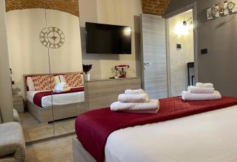 HappyHome Bilocale centro storico Rivarolo Canavese has Balcony rooms