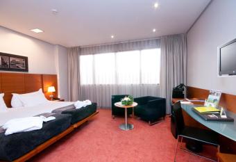 Silken Ciudad Gij  n has rooms with a private hot tub