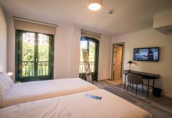 Pombal Rooms Santiago allows 18 year olds to book a room