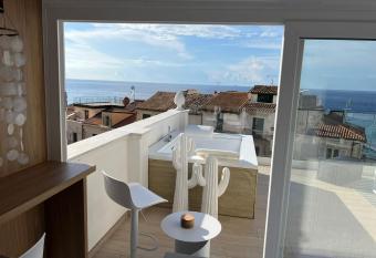 Residenza AquaLaguna has rooms with a private hot tub