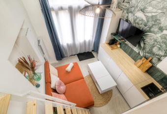 Atypique et reposant avec parking gratuit allows 18 year olds to book a room