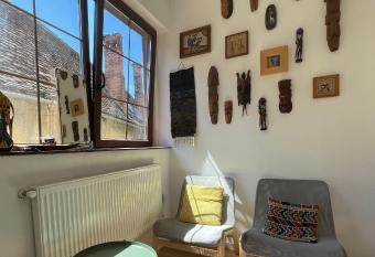 Central Retro Apartment allows 18 year olds to book a room