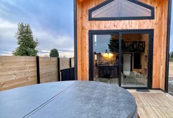 LOFT NIGHT HOME has rooms with a private hot tub