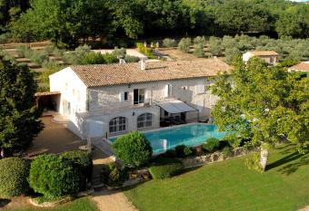 Domaine Amourella allows 18 year olds to book a room