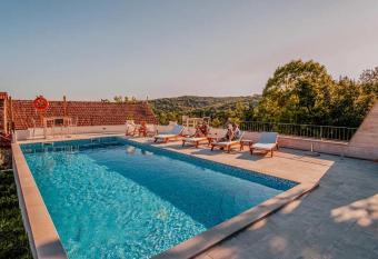 Old Wine House - Montenegro has Balcony rooms