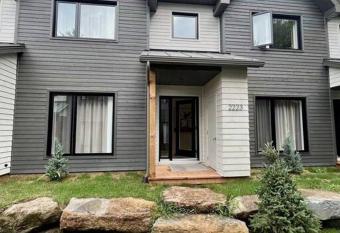 Jasmin Townhouse Lac Moore, Mont-Tremblant has Balcony rooms