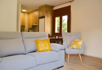 Apartament familiar amb vistes allows 18 year olds to book a room