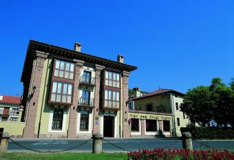 Palacio Azc  rate Hotel allows 18 year olds to book a room