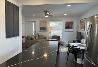 Modern Ranch near Knapp Center, Downtown has Balcony rooms