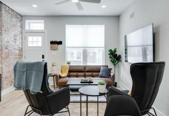 Stylish Gem~Near Stadiums & Nightlife~GameRoom has Balcony rooms