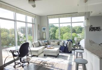 Luxury Downtown Apartment with Balcony! has Balcony rooms