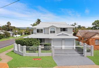 Coastal golf home and outdoor spa has Balcony rooms