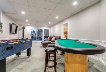 Luxury manor in woods sleeps 15 close to the city has Balcony rooms