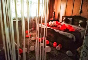 SHOWKAT GROUP OF HOUSEBOATS has Balcony rooms