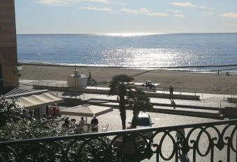 APPARTAMENTO FRONTE MARE has Balcony rooms