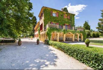 Suite le Quervalat dans magnifique bastide 18eme allows 18 year olds to book a room