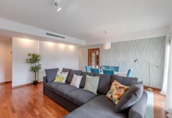 Modern 2 bedroom apt 20 min from city center allows 18 year olds to book a room