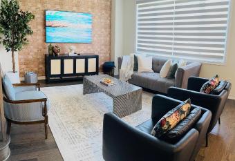 Modern 3BR Home close to NiagaraFalls with Parking allows 18 year olds to book a room