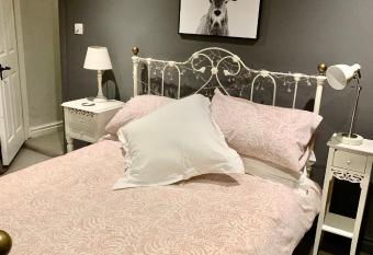 Best Location! Town & Racecourse! allows 18 year olds to book a room