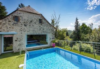 La Grange des Pyr  n  es has rooms with a private hot tub