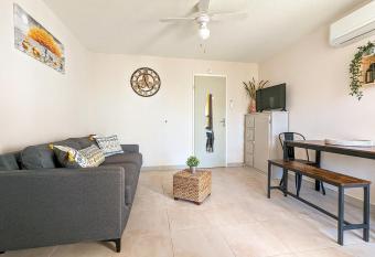 Appartement avec WIFI et CLIMATISATION, proche golf et   le des loisirs allows 18 year olds to book a room