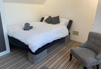 Remarkable 1-Bed Apartment in Tunbridge Wells allows 18 year olds to book a room