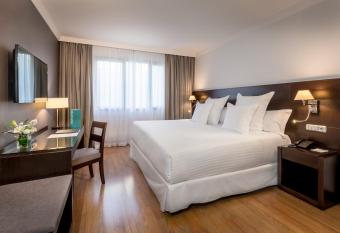 Occidental Granada has rooms with a private hot tub