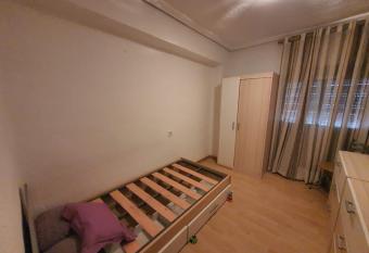 Habitaci  n allows 18 year olds to book a room