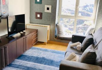 APARTAMENTO ALFA Y OMEGA allows 18 year olds to book a room