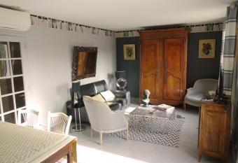 Appartement Aux rayons d or allows 18 year olds to book a room