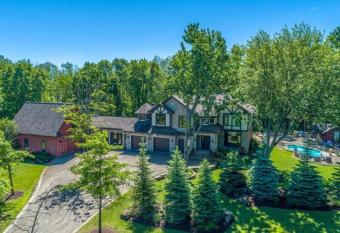 LuLu's Chalet has rooms with a private hot tub