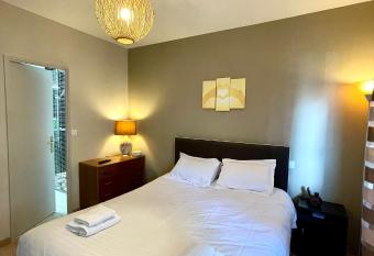 Moderne proche gare allows 18 year olds to book a room