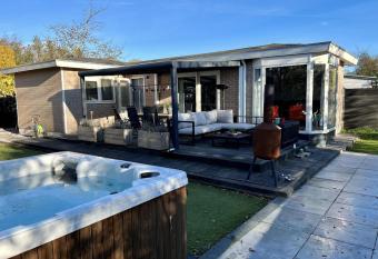 Lavendelhoeve has rooms with a private hot tub