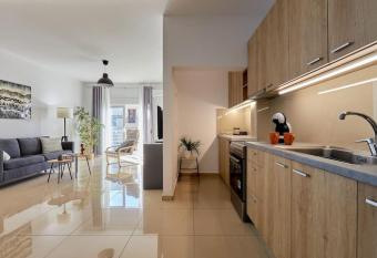 Jalex Cozy Apartment has Balcony rooms