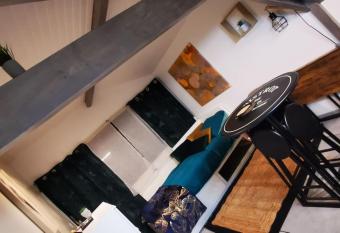 Studio r  nov   au calme avec terrasse couverte allows 18 year olds to book a room