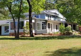 Dr. Easterling's Rustic Lake Home, Waterfront allows 18 year olds to book a room