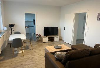 Eine modern renovierte Wohnung mit Balkonterrasse. allows 18 year olds to book a room