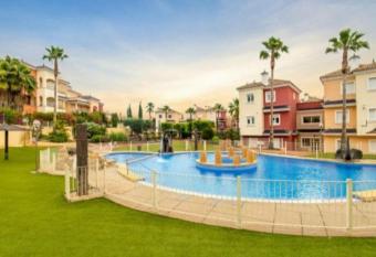 Apartamento con piscina has Balcony rooms