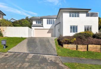 Cheerful 4 bedroom home with free parking. allows 18 year olds to book a room