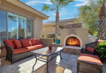 Modern Paradise: King Bed + EV Charger +Pool Table has Balcony rooms