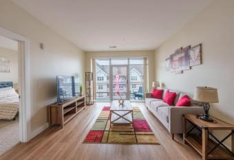 Cozy Getaway apartment sited in Downtown Stamford has Balcony rooms