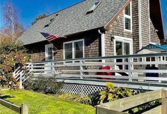 Modern Cottage Near Newport & Water has Balcony rooms