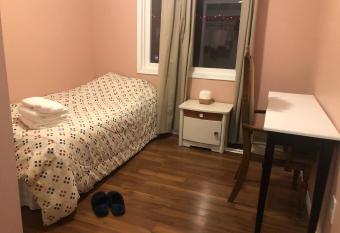 Twin Bedroom in Woodstock allows 18 year olds to book a room