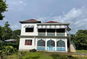 Cynthia   s place has Balcony rooms