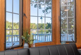 Hansen Bay Hideaway allows 18 year olds to book a room