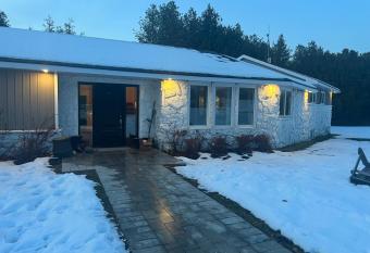 Deer Run Cottage Kawartha has rooms with a private hot tub