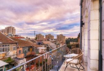 The Pearl of Nachlaot Apartments allows 18 year olds to book a room